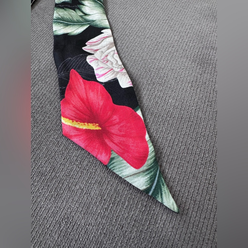 Gucci Black and Red Floral Silk Scarf - Picture 5 of 6